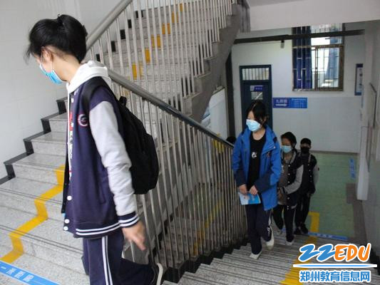 靠右间隔上楼