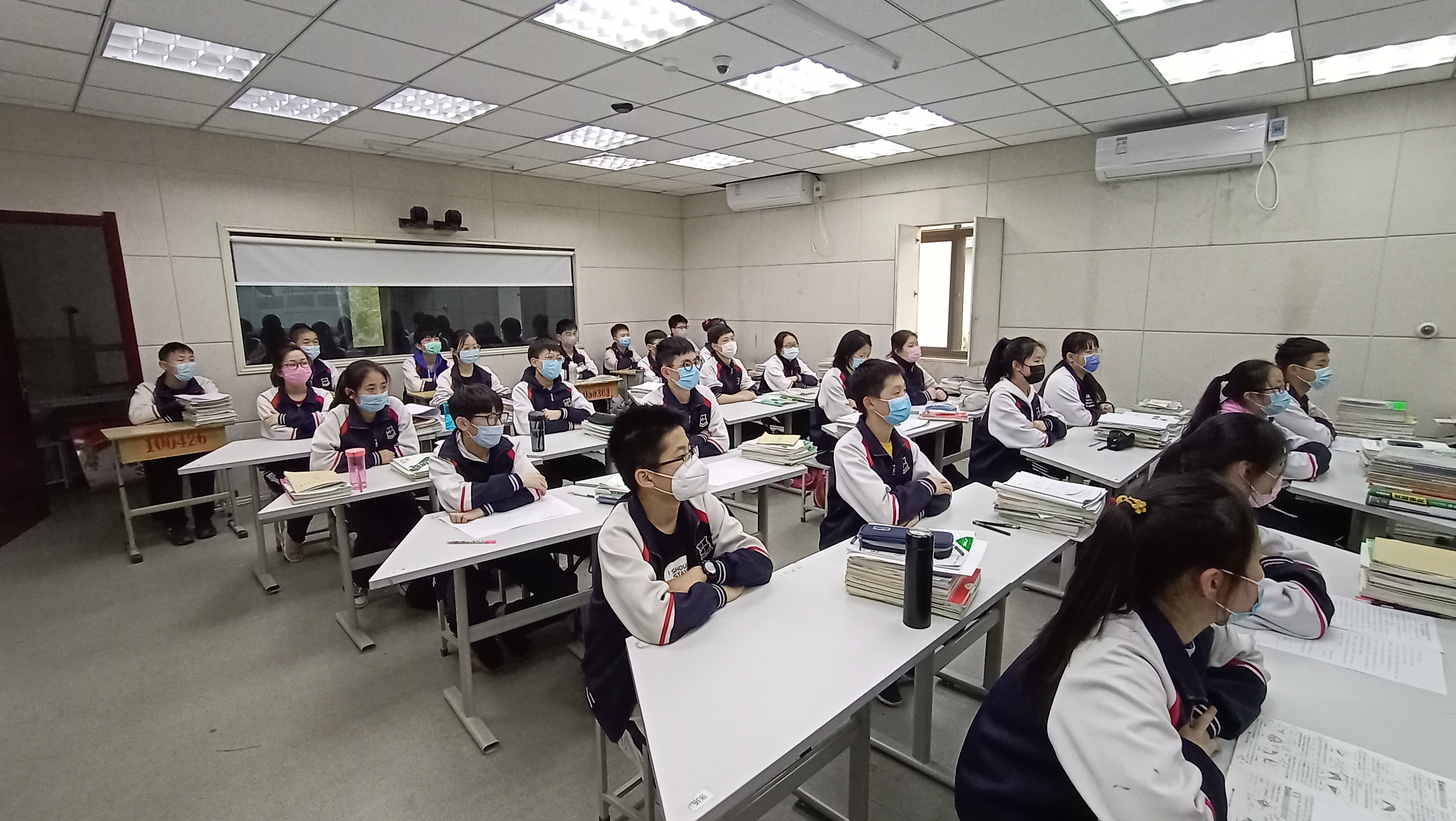 3录播教室里学生认认真真听