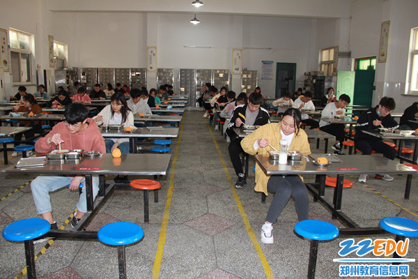 郑州市第五十三中学校长陪餐护安全 共享好"食"光