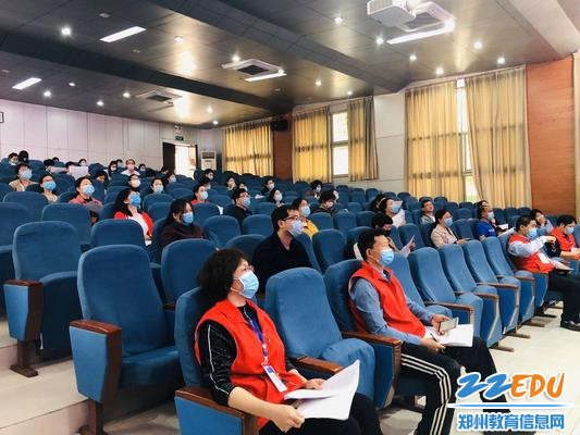 七八年级全体教师认真参与会议