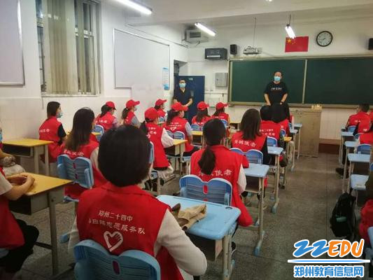 班主任对“学生”进行防疫知识培训