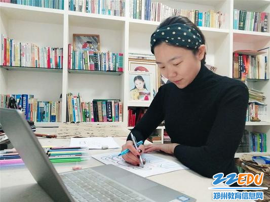 6老师在家绘制绘本图片