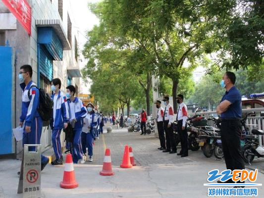 2宋大伟校长守护学子返校