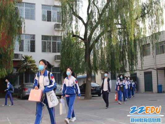 3按照既定路线进入班级
