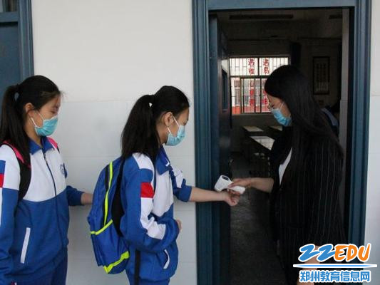 4班主任把好入班体温检测二道关