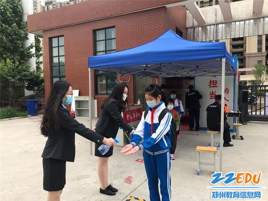 入校测温、消毒——八一小学