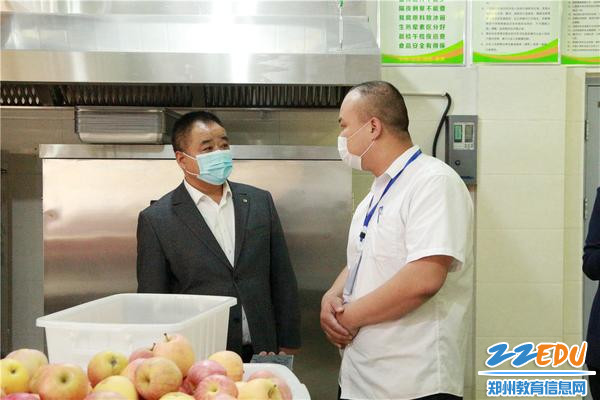 田鸿鹏询问食堂负责人当日菜品和食品进货流程
