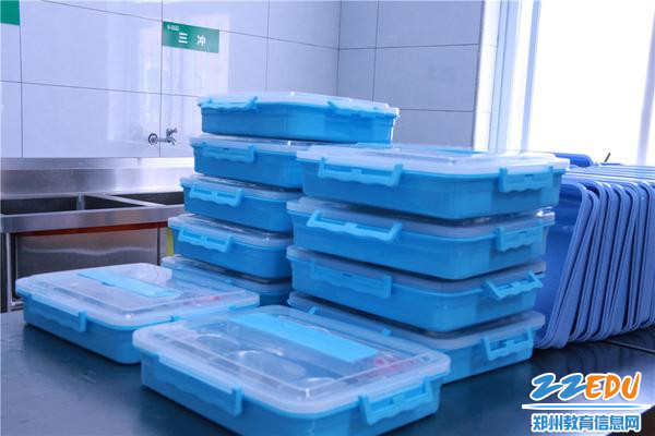 整齐精美的餐盒——郑州中学附属小学