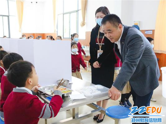 田鸿鹏询问学生菜品