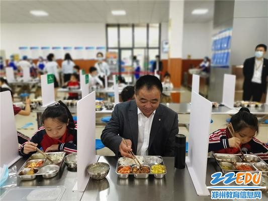 田鸿鹏在郑州大学实验小学陪同就餐