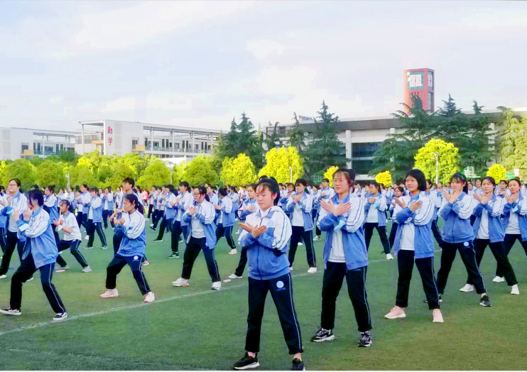 来来来,一起来做运动 郑州市第四十七高级中学师生同练八段锦