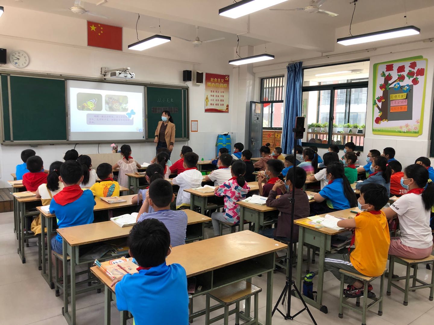 郑州高新区八一小学为缺课同学开启课堂直播