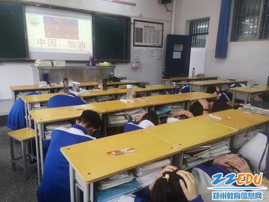 模拟学生地震发生时避灾