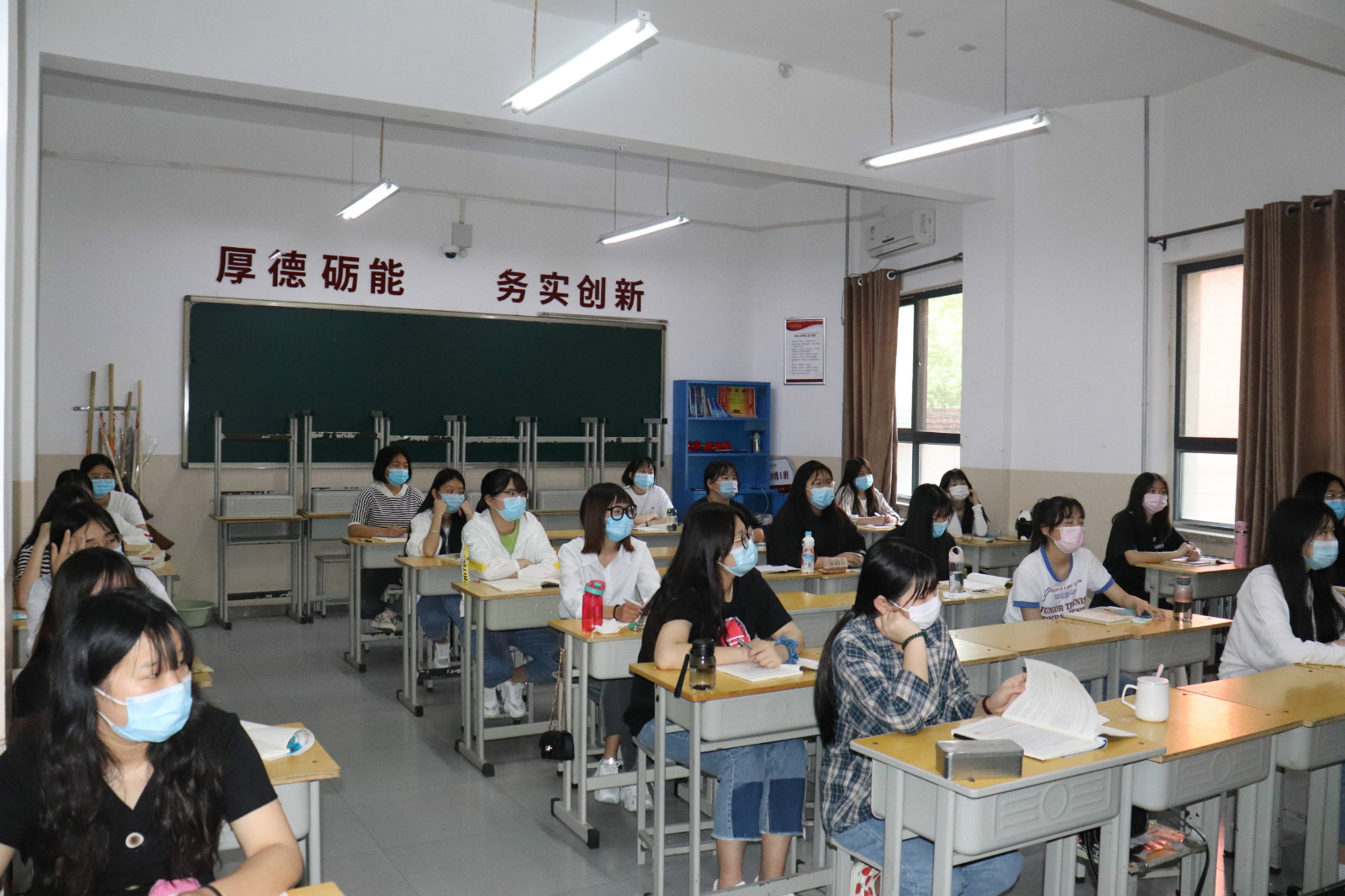 市金融学校复学第一课校领导集体推门听课