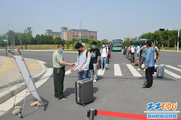 2学校设立定制公交，帮助外地学生安全返校