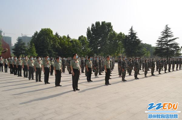 5在校师生整齐列队参加升旗仪式