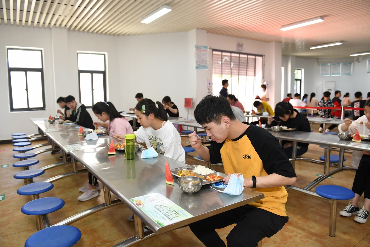 郑州市盲聋哑学校聋高三学生返校复学