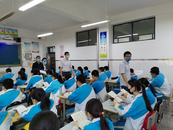 2督查校服,口罩佩戴情况