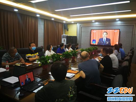 中层以上干部认真聆听总理政府工作报告