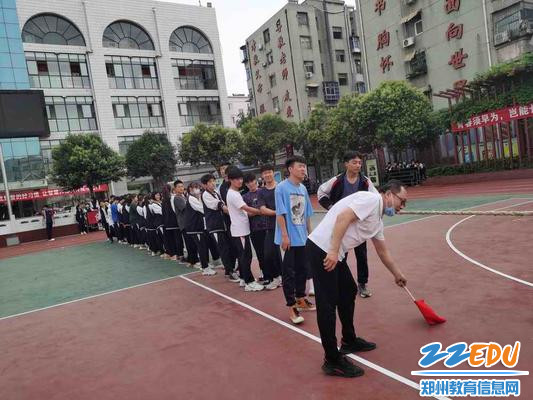 郑州市扶轮外国语高级中学举行"千人拔河,放飞梦想"主题活动
