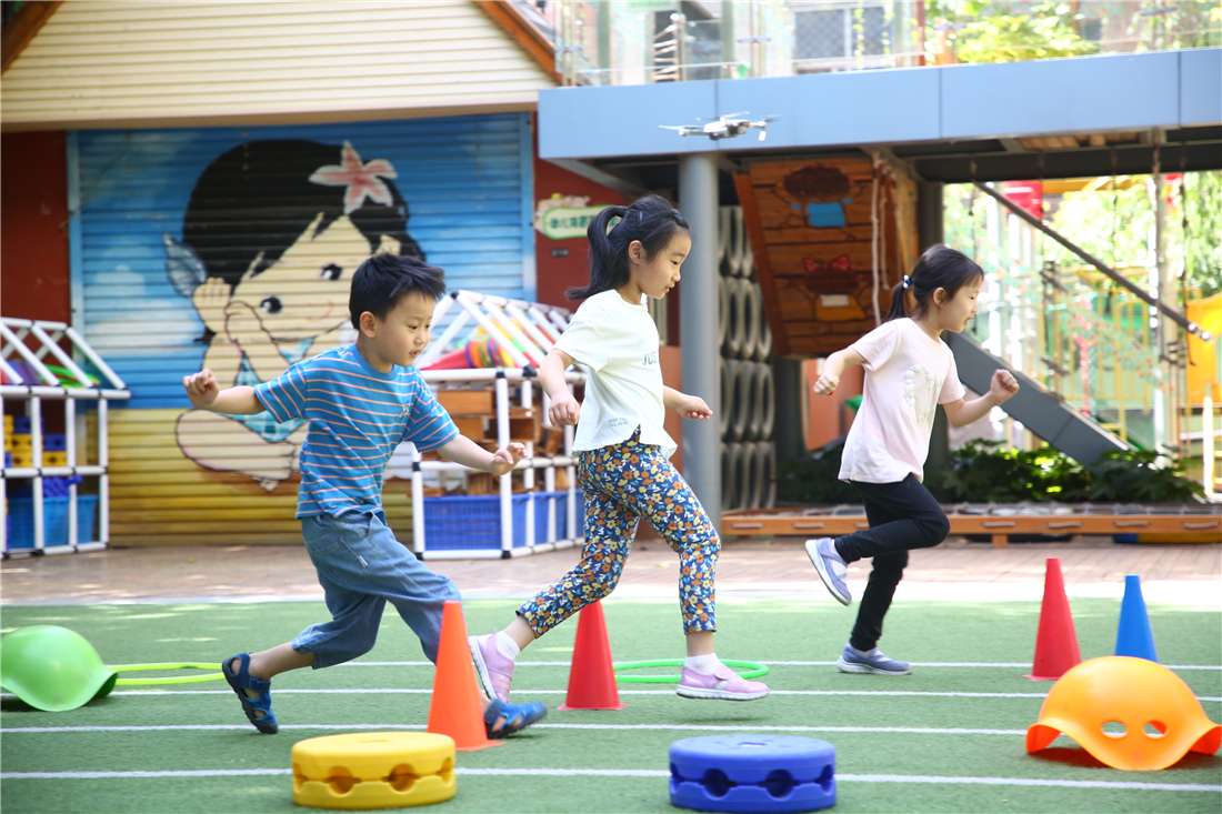 户外游戏时间,孩子们活力四射地在操场上运动