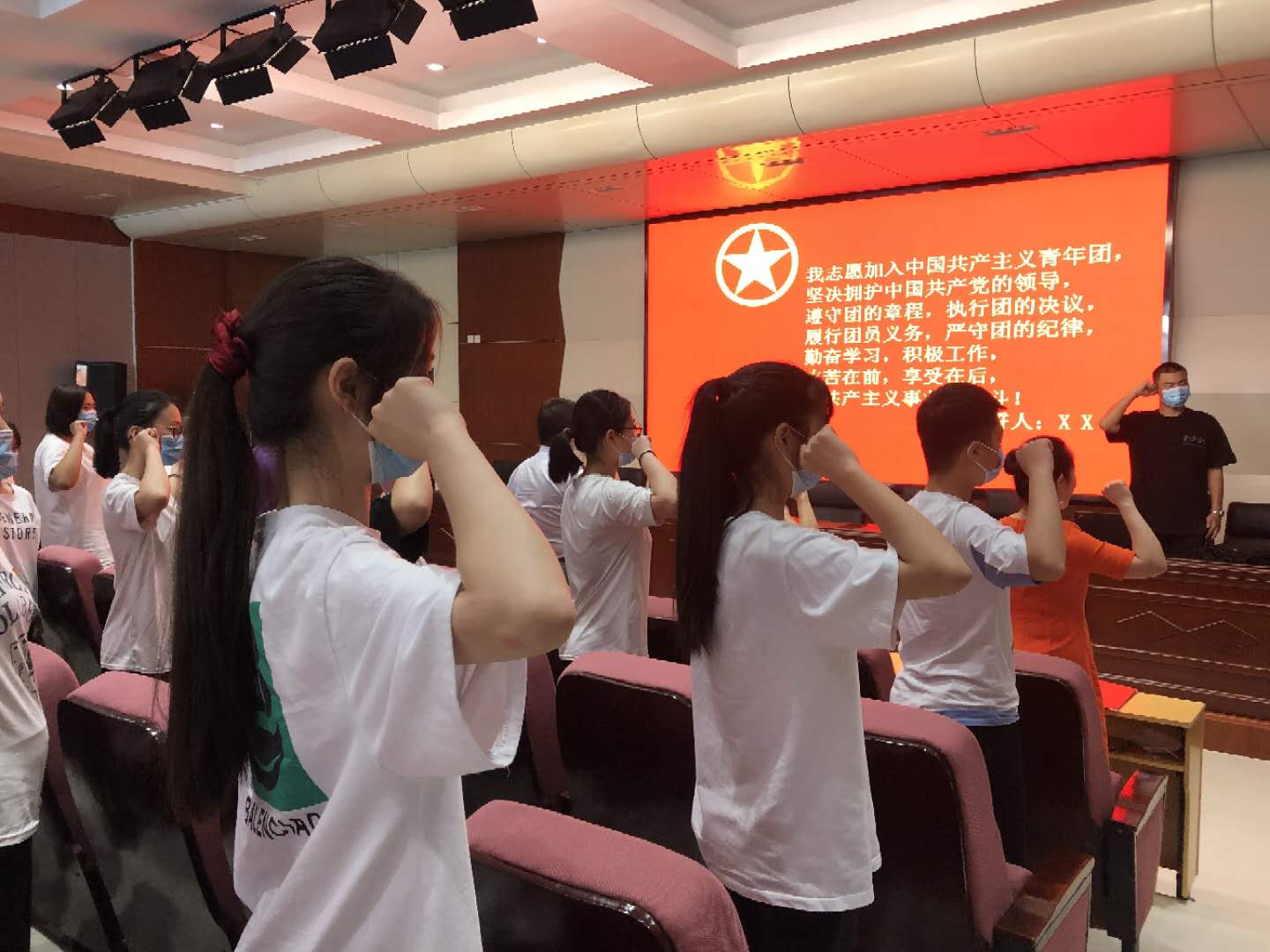 绽放战疫青春坚定制度自信郑州艺术幼儿师范学校举行新团员入团宣誓