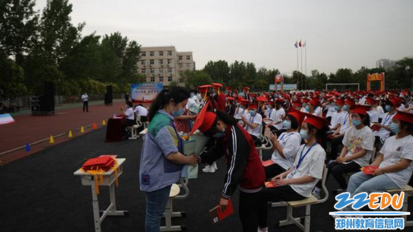 7学生为班主任老师献花_副本