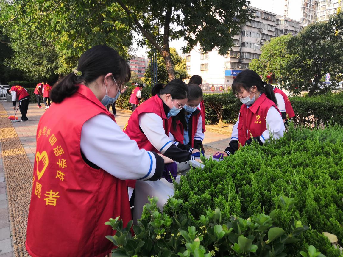 郑州市扶轮外国语学校开展"清洁卫生,美化家园"志愿服务活动