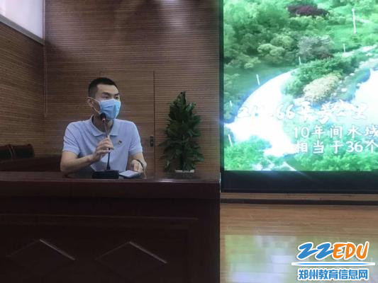 办公室副主任杜文武主持党员大会