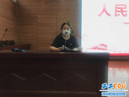 党总支副书记刘曲飞指导全体党员进行《人民至上，聚焦两会》微党课的学习