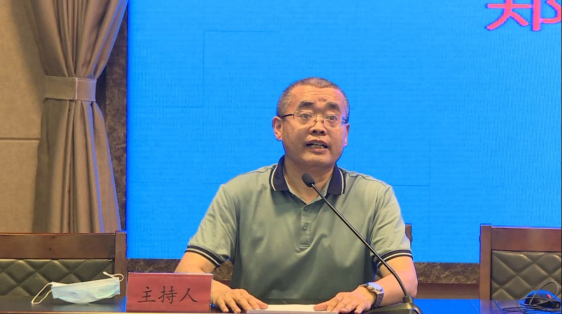 郑州市教育局副局长曾昭传,教师教育处处长李迎军,市教育局教学研究室