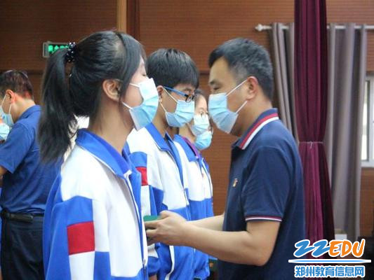 学校领导为新团员颁发团员证