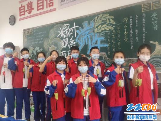 学生手工制作艾草香包