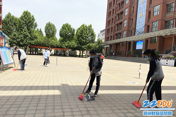 每天两次室外卫生打扫_副本