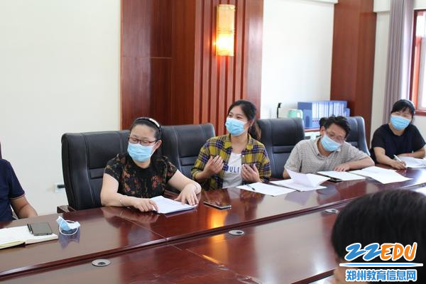 老师积极发问