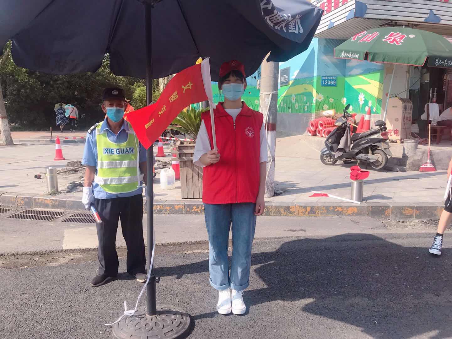 路口执勤忙,郑州45中平安志愿者用行动传递文明交通理念