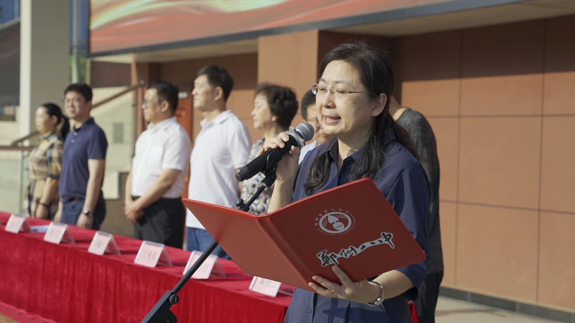 郑州八中副校长刘莘在国防教育开营仪式上致辞