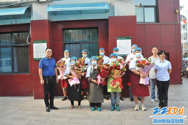 学校为食堂师傅送上祝福