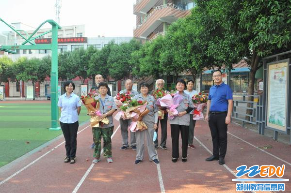 学校为保洁师傅送上祝福