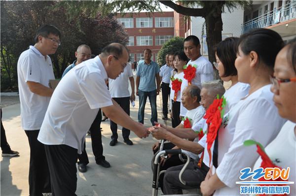 荥阳市政协主席牛健一行看望慰问一线教师