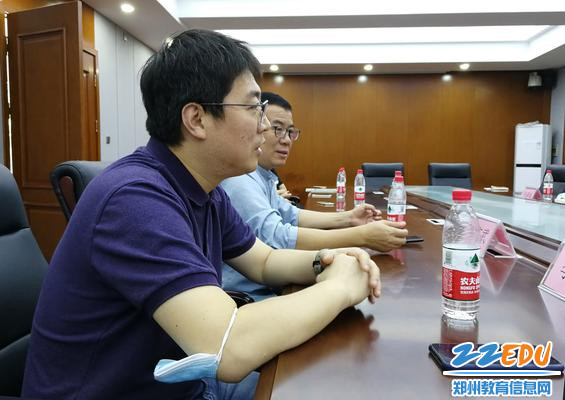 4.郑州八中工会主席李益在座谈中