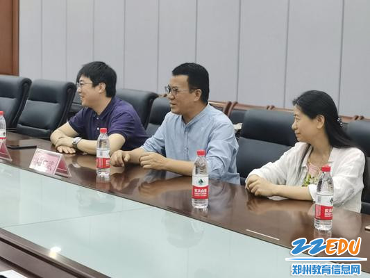 4.郑州八中校长郅广武、工会主席李益、工会副主席赵庆莉代表学校，接受慰问。