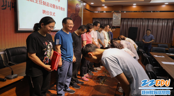 副班主任对指导老师行鞠躬礼