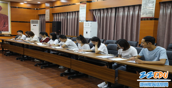 副班主任们在仔细阅读副班主任制度（试行）