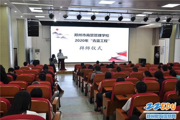 教务主任贾俊涛宣布教师结对名单