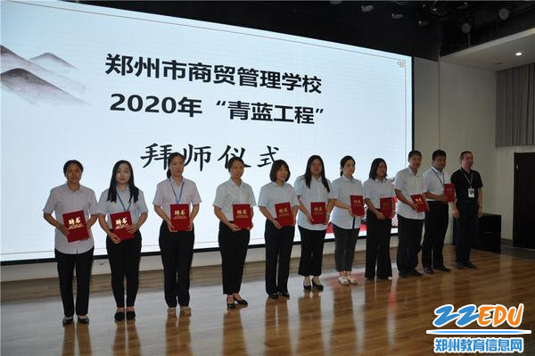 校长马海峰为老师们颁发聘书