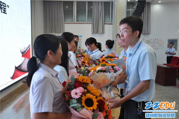 新教师为师傅们献花