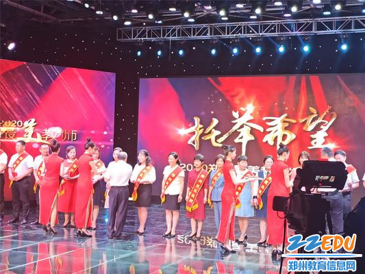 郑州44中空乘班受邀为活动提供礼仪服务