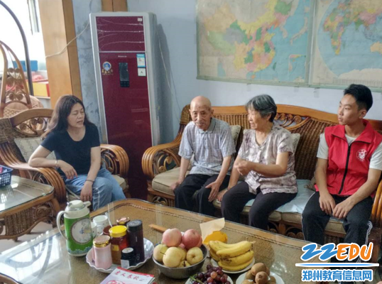 朱明磊主席与朱秀英老师拉家常