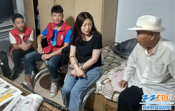 到退休老书记周自昌老师家中慰问
